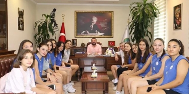 odemisli-voleybolcular-izmir-super-ligi-nde-edindikleri-basariyi-kutladi-7796.jpg